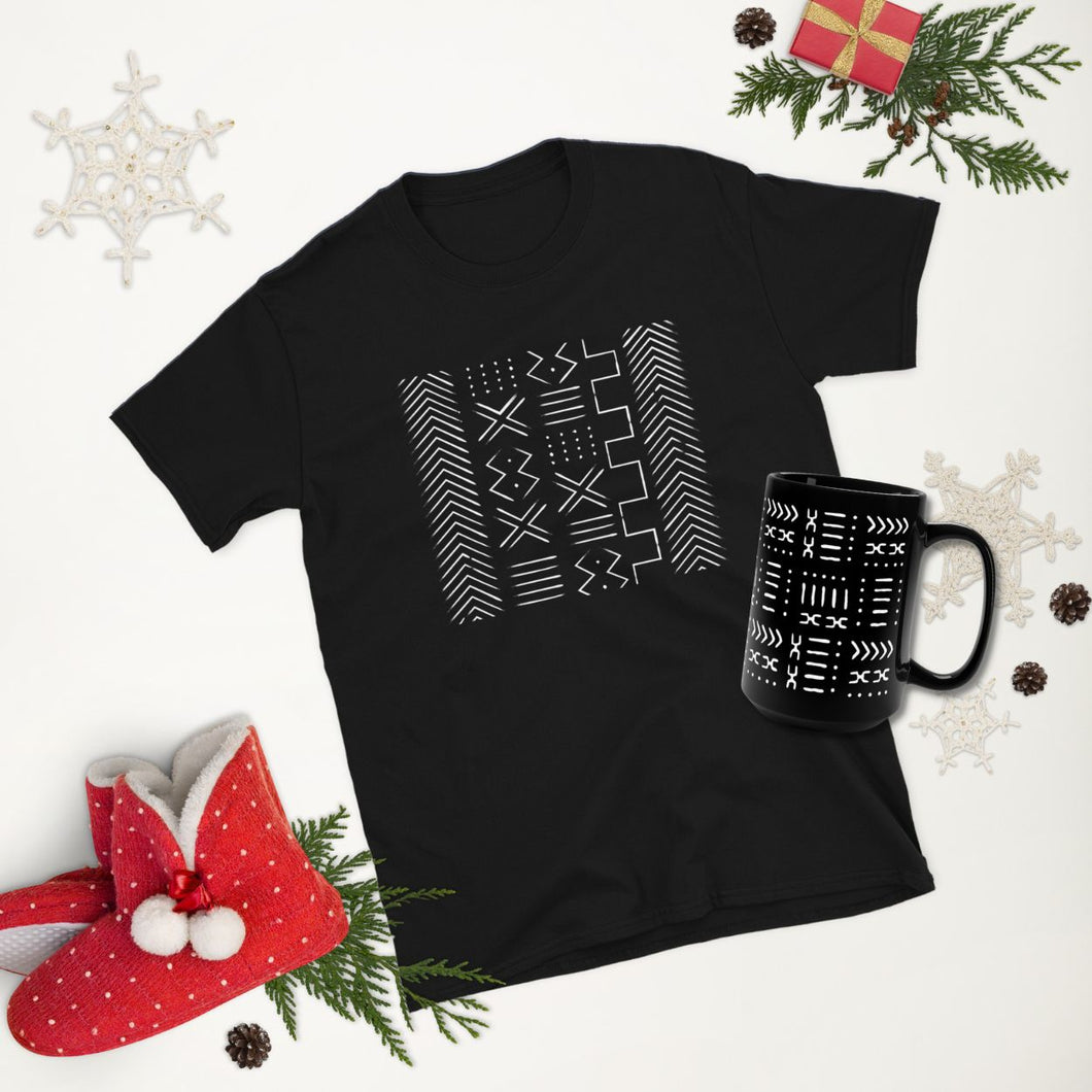 Geschenkset mit T-Shirt und Tasse mit schwarzem Schlammtuchmuster