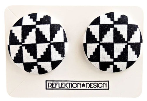 Boucles d’oreilles boutons en tissu Ankara noir blanc