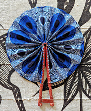 Éventail pliant en tissu africain bleu avec pochette de transport