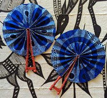 Éventail pliant en tissu africain bleu avec pochette de transport