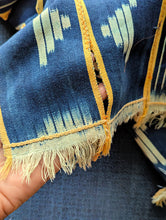 {Imperfections} Châle africain bleu indigo