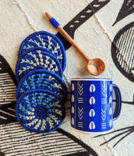 Ensemble de sous-verres tissés bleus et de cuillères à perles bleues