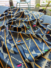 {Imperfections} Châle africain bleu indigo
