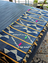 {Imperfections} Châle africain bleu indigo