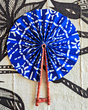 Éventail pliant en tissu Ankara bleu