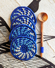 Ensemble de sous-verres tissés bleus et de cuillères à perles bleues