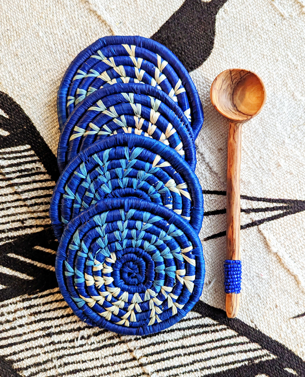 Ensemble de sous-verres tissés bleus et de cuillères à perles bleues