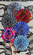 Éventail pliant en tissu Ankara bleu