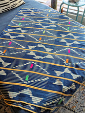 {Imperfections} Châle africain bleu indigo