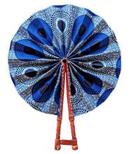 Éventail pliant en tissu africain bleu avec pochette de transport