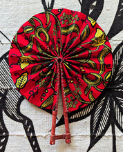Roter faltbarer Handfächer aus Ankara-Stoff
