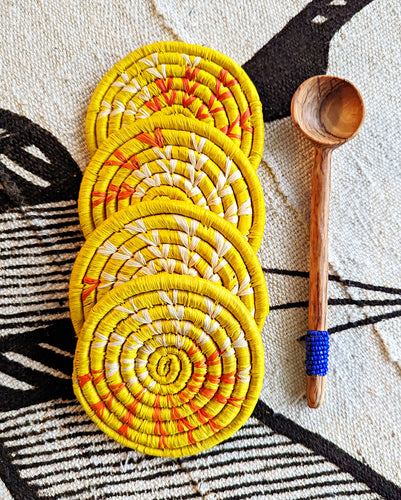 Ensemble de sous-verres tissés jaunes + cuillères en bois à perles bleues