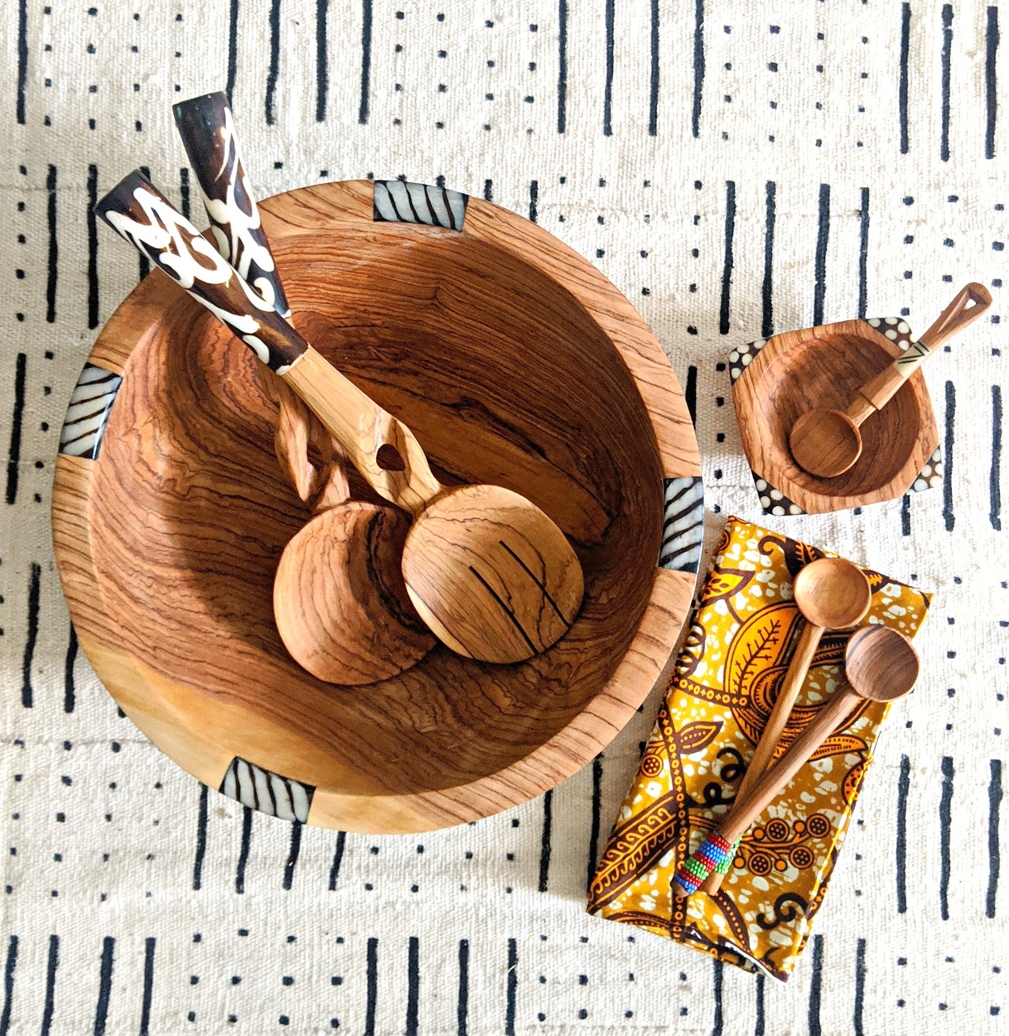 Saladier en bois vintage avec couverts danois en teak (D'occasion) à Saladier en bois vintage avec couverts danois en teak (D'occasion) à